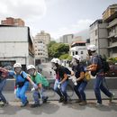 Voluntarios arriesgan sus vidas en protestas en Venezuela