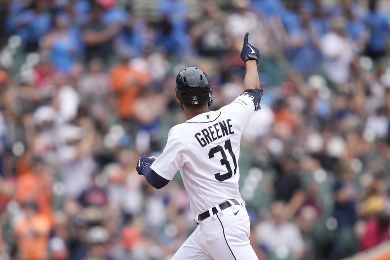 Riley Greene de los Tigres de Detroit recorre las bases tras batear un jonrón ante los Mellizos de Minnesota, el jueves 10 de agosto de 2023, en Detroit. (AP Photo/Carlos Osorio)