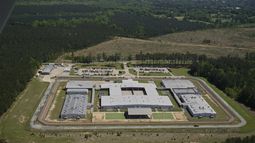 Una vista aérea de la Instalación de Procesamiento del ICE en Luisiana Central, el martes 8 de abril de 2025, en Jena, Luisiana. (AP Foto/Gerald Herbert)