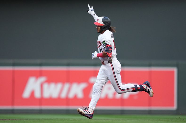 Austin Martin, de los Mellizos de Minnesota, corre las bases después de batear un jonrón solitario durante la tercera entrada del juego de béisbol de Grandes Ligas contra los Orioles de Baltimore, el lunes 10 de agosto de 2026, en Minneapolis. (AP Foto/Abbie Parr)