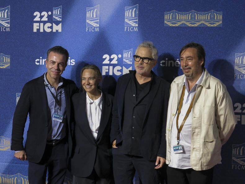 El director Alfonso Cuarón, segundo desde la derecha, posa en la alfombra roja de una proyección especial de la serie Disclaimer con el presidente del Festival Internacional de Cine de Morelia, Alejandro Ramírez, a la izquierda, la directora general Daniela Michel, segunda desde la izquierda, y el vicepresidente Cuauhtémoc Cárdenas Batel en el Festival Internacional de Cine de Morelia el jueves 24 de octubre de 2024, en Morelia, México. (Foto AP/Berenice Bautista)