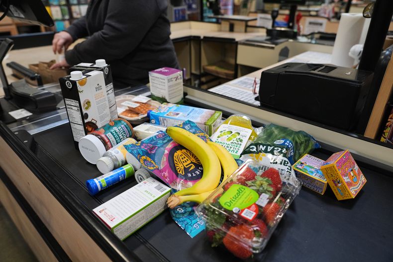 Un conjunto de productos en un supermercado en Baltimore, Maryland, el 10 de noviembre del 2025. (AP foto/Stephanie Scarbrough)