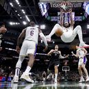 Lakers, con 44 puntos de Davis, superan a Bucks 133-129