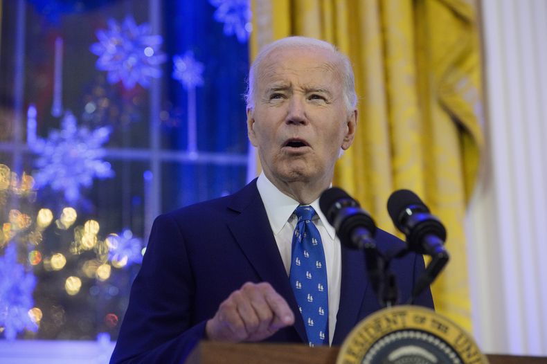 ARCHIVO - El presidente Joe Biden habla durante una recepción de Hanukkah en la Sala Este de la Casa Blanca en Washington, el lunes 16 de diciembre de 2024. (AP foto/Rod Lamkey, Jr., archivo)