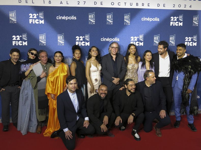 El elenco y el equipo de producción de Pedro Paramo llegan a la alfombra roja de la película Pedro Páramo en el Festival Internacional de Cine de Morelia, el sábado 19 de octubre de 2024, en Morelia, México. (Foto AP/Berenice Bautista)