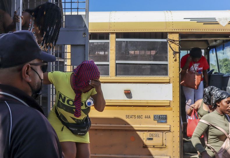 Haitianos deportados de República Dominicana salen de camiones en Carrizal, República Dominicana, en la frontera con Haití, el jueves 30 de enero de 2025. (AP Foto/Martin Adames)