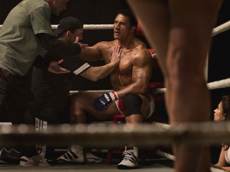 Esta imagen publicada por A24 muestra a Dwayne Johnson en una escena de The Smashing Machine. (Cheryl Dunn/A24 via AP)