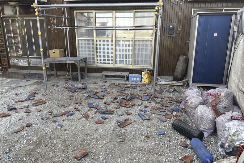 Tejas tiradas por el suelo tras un sismo en Kisarazu, en la prefectura de Chiba, cerca de Tokio, el jueves 11 de mayo de 2023. Un sismo remeció el jueves la capital de Japón, Tokio, y las zonas vecinas, y causó heridos y daños leves, según medios y autoridades. (Kyodo News via AP)