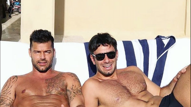 me gustaria que mis hijos fueran gay: ricky martin dispara las redes. y ahora el video en la cama