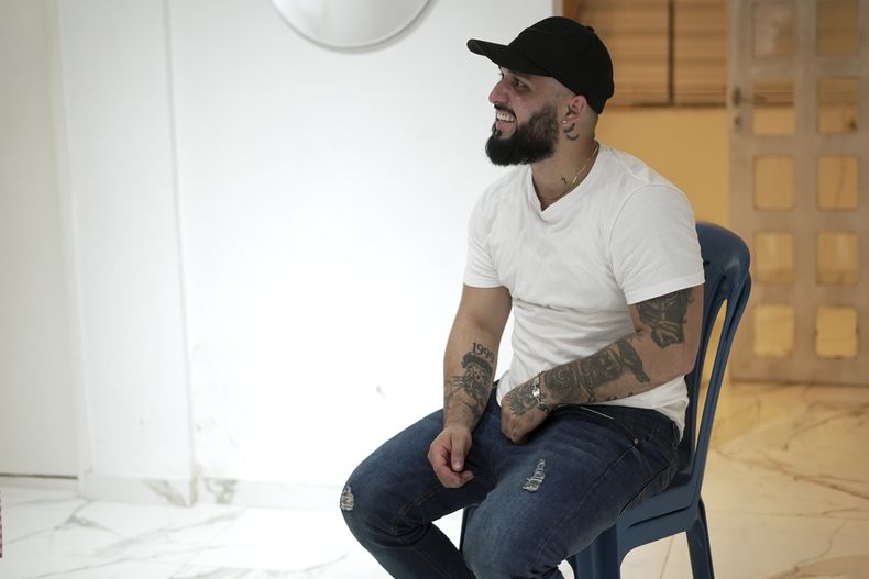 Jhoan Bastidas ofrece una entrevista en la casa de su padre en Maracaibo, Venezuela, el miércoles 5 de marzo de 2025, tras ser deportado de la base naval Bahía de Guantánamo. (AP Foto/Juan Arraez)