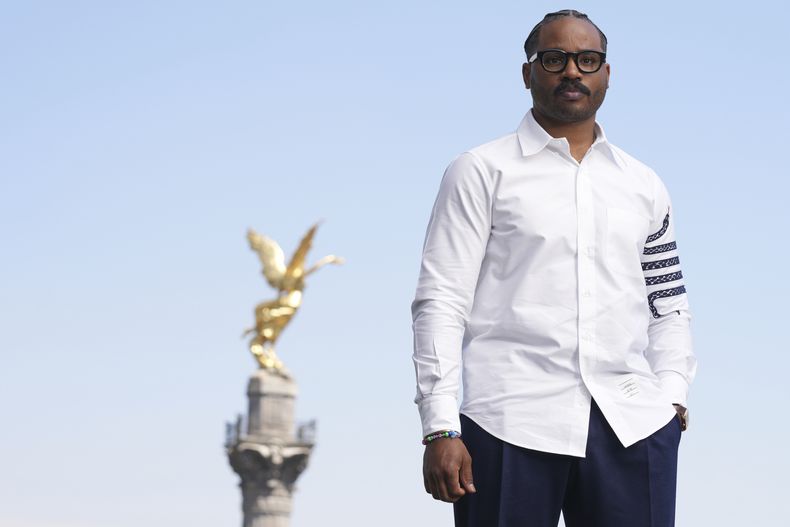 El cineasta Ryan Coogler posa en una sesión fotográfica de la película de terror sobrenatural Sinners en la Ciudad de México, el domingo 30 de marzo de 2025. (Foto AP/Fernando Llano)