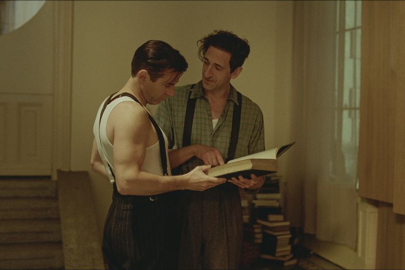 Esta imagen difundida por A24 muestra a Alessandro Nivola, izquierda, y Adrien Brody en una escena de The Brutalist. (Lol Crawley/A24 via AP)