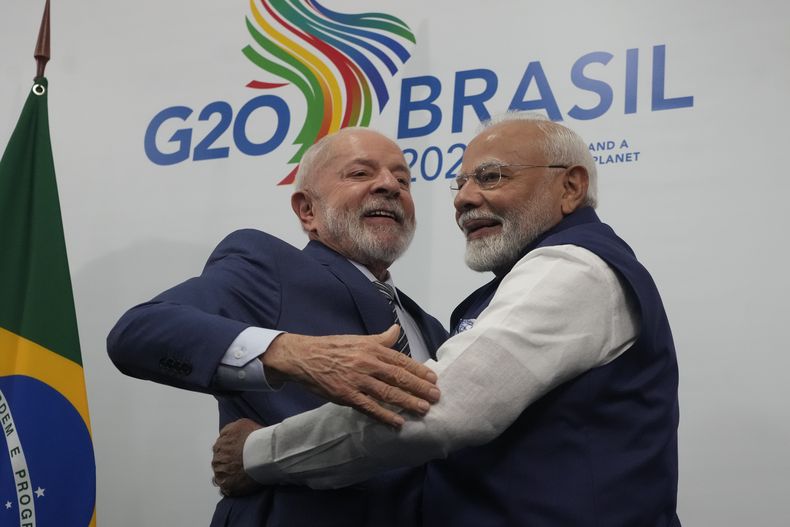 El presidente de Brasil, Luiz Inácio Lula da Silva, izquierda, y el primer ministro de India, Narendra Modi, se dan la mano durante una reunión bilateral en la cumbre del G20 en Río de Janeiro, el martes 19 de noviembre de 2024. (AP Foto/Eraldo Peres)