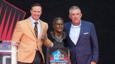 El exjugador de la NFL Drew Brees, a la izquierda, devela su busto junto a Sean Payton durante la ceremonia de inducción al Salón de la Fama del Fútbol Americano Profesional en el Salón de la Fama del Fútbol Americano Profesional, en Canton, Ohio, el sábado 8 de agosto de 2026. (Foto AP/Sue Ogrocki)