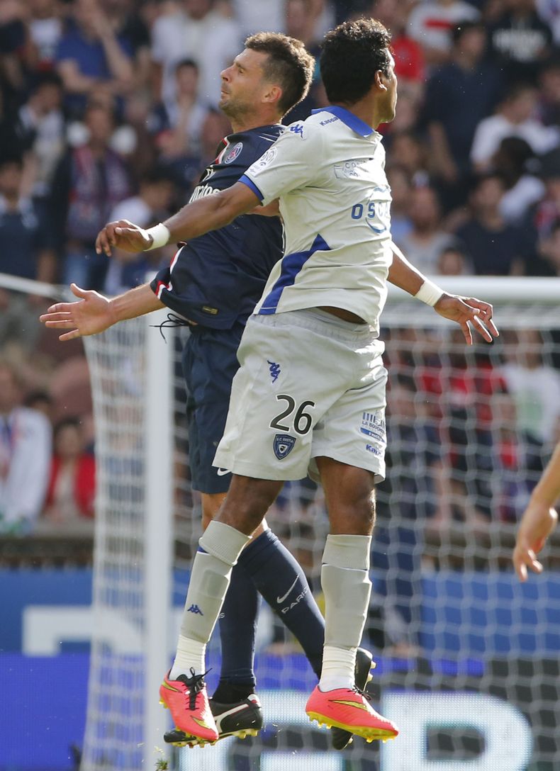 Brandao (26) y Thiago Motta disputan un bal&oacute;n a&eacute;reo en el partido que Par&iacute;s Saint Germain le gan&oacute; 2-0 a Bastia el 16 de agosto del 2014. Luego del encuentro Brandao le dio un cabezazo en el rostro a Thiago Motta y le parti&oacu