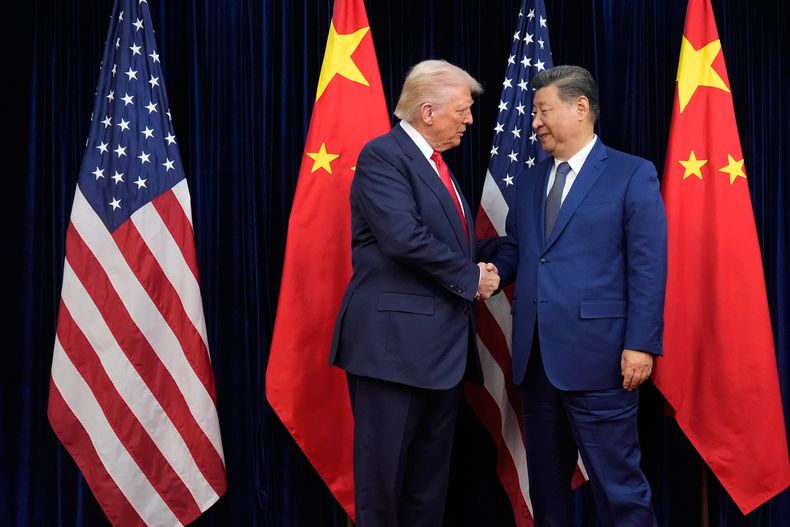 El presidente estadounidense, Donald Trump, y el presidente chino, Xi Jinping, se dan la mano antes de su reunión en el Aeropuerto Internacional Gimhae en Busan, Corea del Sur, el jueves 30 de octubre de 2025. (AP Foto/Mark Schiefelbein)