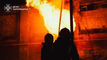 En esta imagen proporcionada por los Servicios Ucranianos de Emergencia el martes 14 de octubre de 2025, trabajadores de emergencias combaten un incendio en un hospital dañado por un ataque ruso en Járkiv, Ucrania. (Servicios Ucranianos de Emergencia via AP)