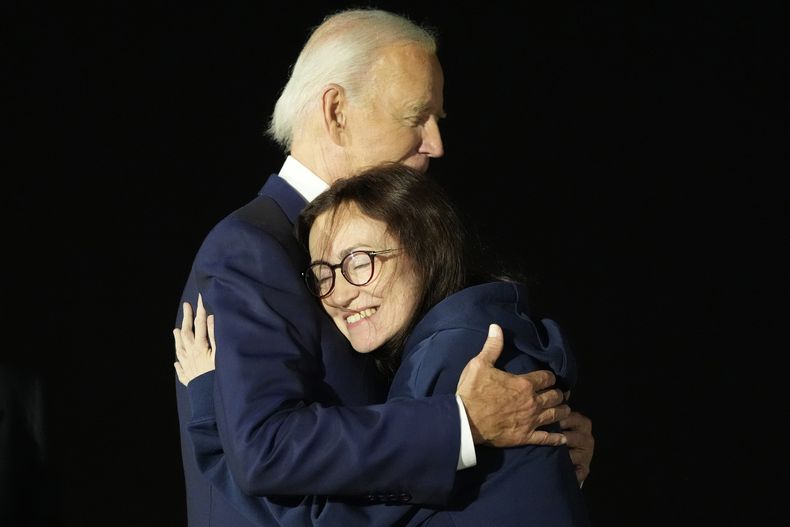El presidente de Estados Unidos, Joe Biden, abraza a Alsu Kurmasheva en la Base Andrews de la Fuerza Aérea, en Maryland, tras su liberación como parte de un canje con Rusia, el 1 de agosto de 2024. (AP Foto/Alex Brandon)