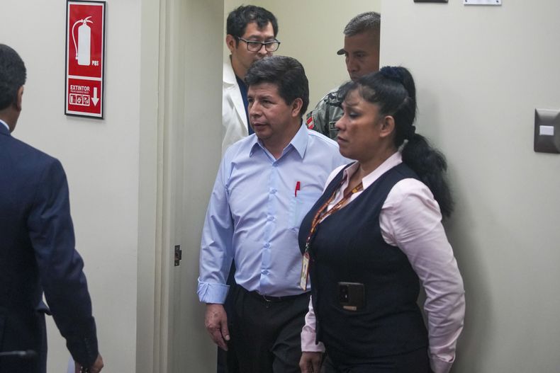 El expresidente peruano Pedro Castillo, en prisión provisional, llega a la audiencia de juicio por rebelión en una sede policial a las afueras de Lima, Perú, el martes 4 de marzo de 2025. (AP Foto/Guadalupe Pardo)