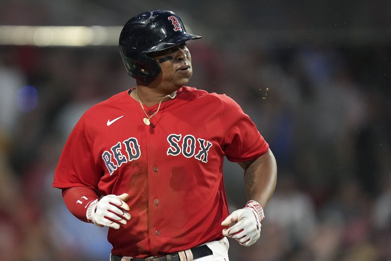 El dominicano Rafael Devers, de los Medias Rojas de Boston, vuelve al dugout luego de anotar ante los Rojos de Cincinnati, el jueves 1 de junio de 2023 (AP Foto/Steven Senne)