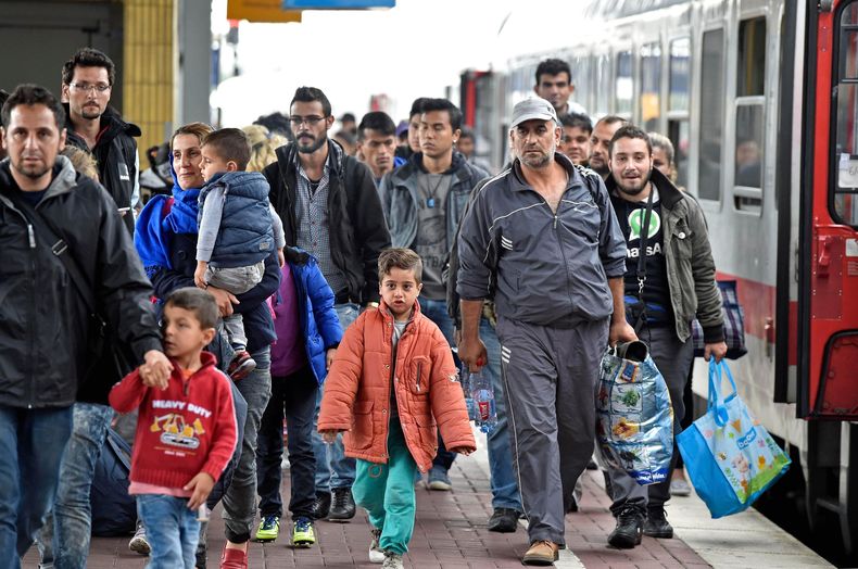 ARCHIVO - Refugiados de Siria llegan a una estación de tren en Dortmund, Alemania, el 6 de septiembre de 2015. (AP Foto/Martin Meissner, Archivo)