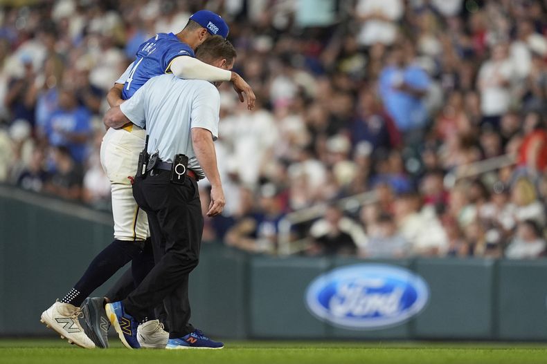 El boricua Carlos Correa abandona el juego del viernes 11 de julio de 2025 ante los Piratas de Pittsburgh, tras lesionarse (AP Foto/Abbie Parr)