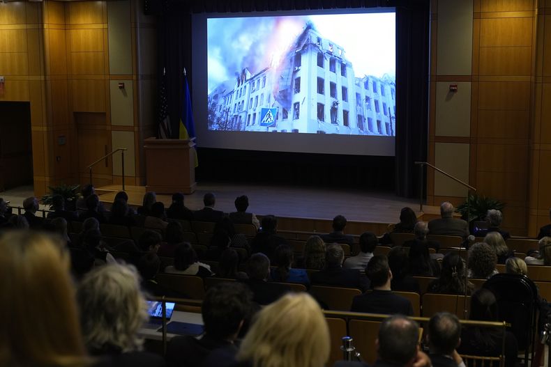 Personas miran una función de 20 Days in Mariupol en el Departamento de Estado en Washington, el martes 27 de febrero de 2024. (Foto AP/Susan Walsh)