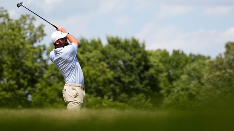 El golfista estadounidense Scottie Scheffler realiza un golpe desde el tee del hoyo 12 durante la ronda final del torneo de golf St. Jude Championship, el domingo 16 de agosto de 2026, en Memphis, Tennessee. (Foto AP/George Walker IV)