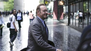El actor Kevin Spacey camina afuera del Tribunal de la Corona en Southwark, Londres, el lunes 17 de julio de 2023. Elton John testificó brevemente el lunes para la defensa en el juicio por agresión sexual de Kevin Spacey cuando el abogado del actor intentó desacreditar a un hombre que afirmó que el ganador del Oscar lo tomó agresivamente por la entrepierna mientras conducía a un baile ofrecido por el cantante. (Jordan Pettitt/PA vía AP)