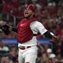 El venezolano Willson Contreras, cátcher de los Cardenales de San Luis, festeja luego de un out que puso fin al séptimo inning del duelo ante los Rojos de Cincinnati, el viernes 9i de junio de 2023 (AP Foto/Jeff Roberson)