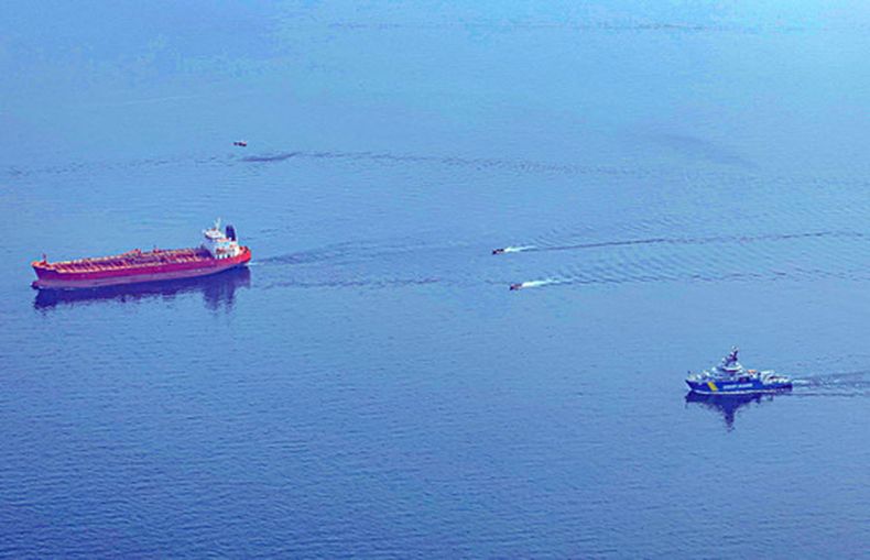 La Guardia Costera de Suecia y la policía de ese país toman el Jin Hui, un buque tanquero que llevaba posiblemente bandera falsa, en el Mar Báltico, el 3 de mayo del 2026. (Guardia Costera de Suecia via AP)