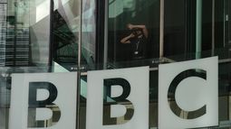 El logotipo de la BBC fuera de sus oficinas generales en Londres, el miércoles 12 de noviembre de 2025. (AP Foto/Kin Cheung)