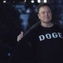 ARCHIVO - Elon Musk muestra su camiseta que dice DOGE a los medios mientras camina por el jardín sur de la Casa Blanca, en Washington, el 9 de marzo de 2025. (AP Foto/José Luis Magaña, Archivo)