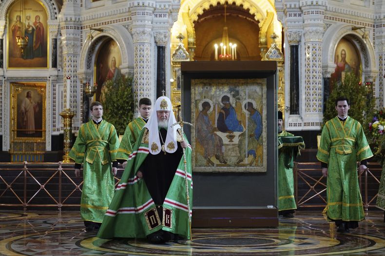 En esta foto difundida por el Servicio de Prensa de la Iglesia Ortodoxa Rusa, el patriarca Cirilo de Moscú encabeza una liturgia por el Domingo de la Trinidad, en la Catedral de Cristo Salvador, en Moscú, Rusia, el domingo 4 de junio de 2023. (Oleg Varov/Servicio de Prensa de la Iglesia Ortodoxa Rusa vía AP)