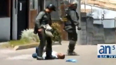 americateve | Venezuela vive una nueva jornada de protestas estudiantiles contra el gobierno de maduro y por los asesinatos de los dos universitarios. La represión de las manifestaciones siguen provocando indignación dentro y fuera de Venezuela.