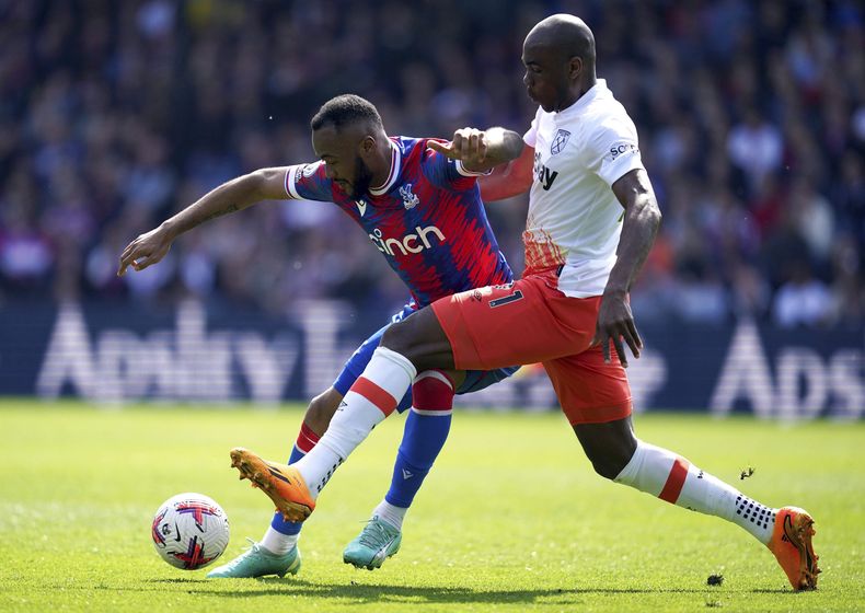 Jordan Ayew del Crystal Palace y Angelo Ogbonna del West Ham pelean por el balón en el encuentro de la Liga Premier el sábado 29 de abril del del 2023. (John Walton/PA via AP)