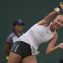 Anastasia Potapova, de Rusia, saca frente a Mirra Andreeva durante el partido de individuales de la rama femenina, en el día 7 de actividad del torneo de tenis de Wimbledon, en Londres, el domingo 9 de julio de 2023. (AP Foto/Alberto Pezzali)