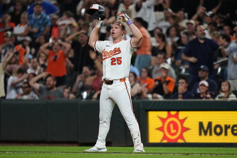 Pete Alonso (25), de los Orioles de Baltimore, reacciona despjués de batear un foul durante la séptima entrada del juego de béisbol de Grandes Ligas contra los Yankees de Nueva York, el miércoles 19 de agosto de 2026, en Baltimore. (AP Foto/Stephanie Scarbrough)
