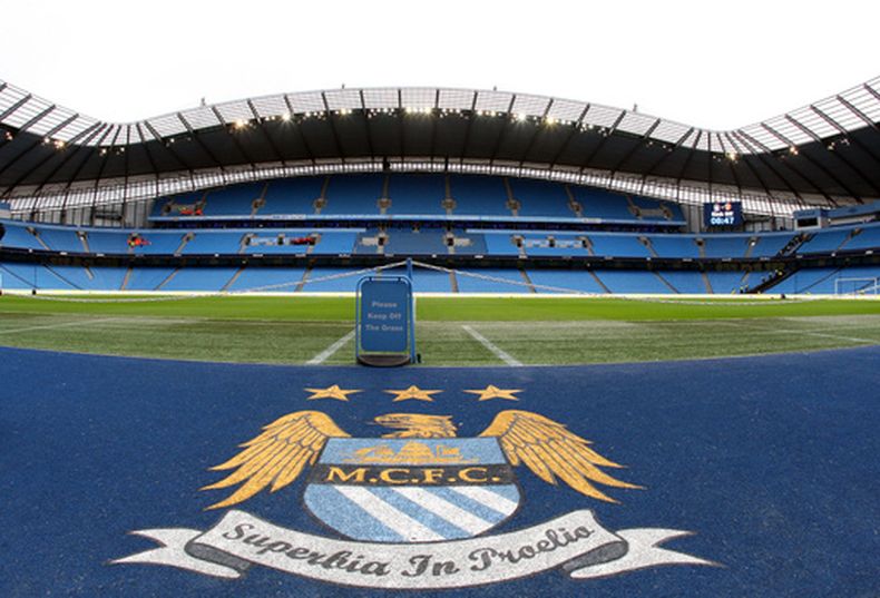 ARCHIVO - Vista general del estadio previo al partido de tercera ronda de la Copa FA entre Manchester City y Manchester United en el estadio Etihad, el domingo 8 de enero de 2012, en Manchester, Inglaterra. (AP Foto/Scott Heppell, Archivo)