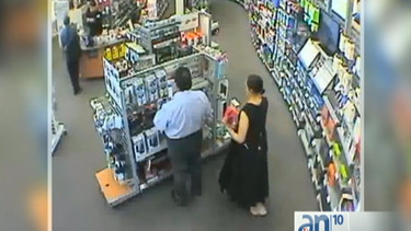 un ano despues una mujer y un hombre volvieron a robar en una tienda radio shack