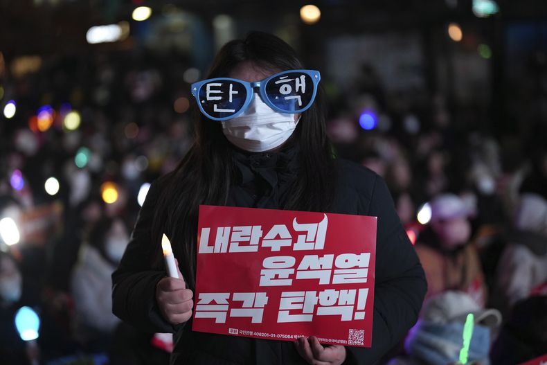 Nam Yuna, una estudiante de 19 años, posa para una foto durante una protesta para reclamar la apertura de un juicio político contra el presidente de Corea del Sur, Yoon Suk Yeol, en el exterior de la Asamblea Nacional, en Seúl, Corea del Sur, el 10 de diciembre de 2024. (AP Foto/Lee Jin-man)