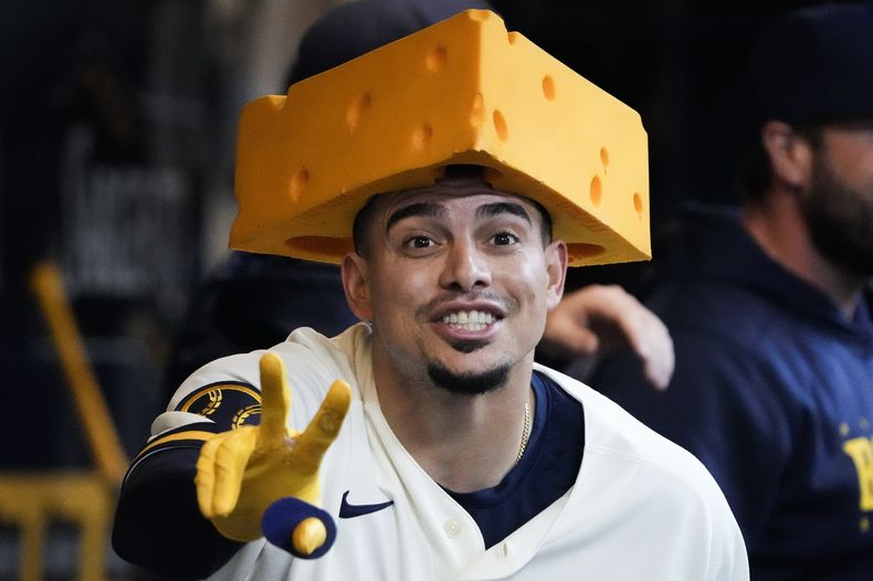 Willy Adames, de los Cerveceros de Milwaukee, celebra después de batear cuadrangular de dos carreras en la primera entrada del juego de béisbol en contra de los Astros de Houston, el miércoles 24 de mayo de 2023, en Milwaukee. (AP Foto/Morry Gash)