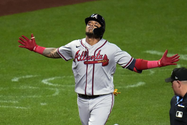 El venezolano Orlando Arcia de los Bravos de Atlanta celebra mientras cruza el plato luego de conectar un cuadrangular solitario ante el relevista Ryan Borucki de los Piratas de Pittsburgh en el sexto episodio del juego en Pittsburgh. Martes 8 de agosto de 2023. (AP Foto/Gene J. Puskar)