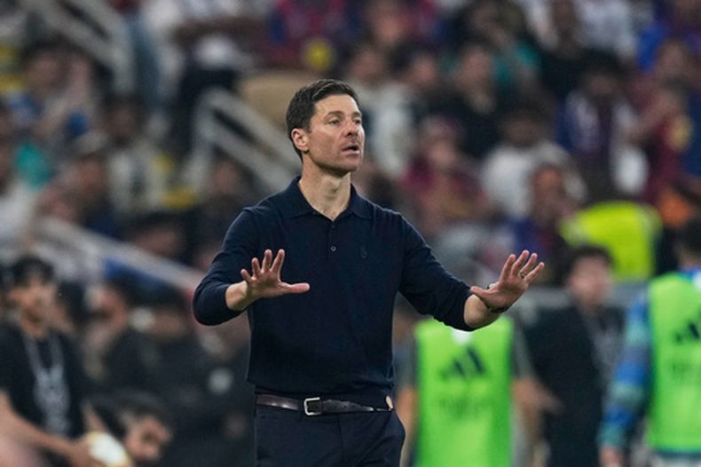 Xabi Alonso, entrenador en jefe del Real Madrid, gesticula durante el partido de fútbol de la final de la Supercopa de España contra el FC Barcelona en el estadio King Abdullah Sports City en Yeda, Arabia Saudita, el domingo 11 de enero de 2026. (AP Photo/Altaf Qadri)