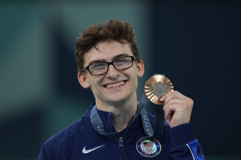 Stephen Nedoroscik, de Estados Unidos, celebra después de ganar la medalla de bronce durante las finales de pomo individual de gimnasia artística masculina en el Bercy Arena en los Juegos Olímpicos de Verano de 2024, el sábado 3 de agosto de 2024, en París, Francia. (Foto AP/Charlie Riedel)