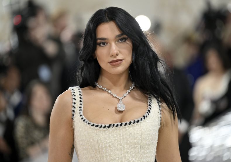 Dua Lipa llega a la gala del Instituto del Vestido del Museo Metropolitano de Arte para celebrar la inauguración de la exposición Karl Lagerfeld: A Line of Beauty el lunes 1 de mayo de 2023 en Nueva York.(Foto Evan Agostini/Invision/AP)