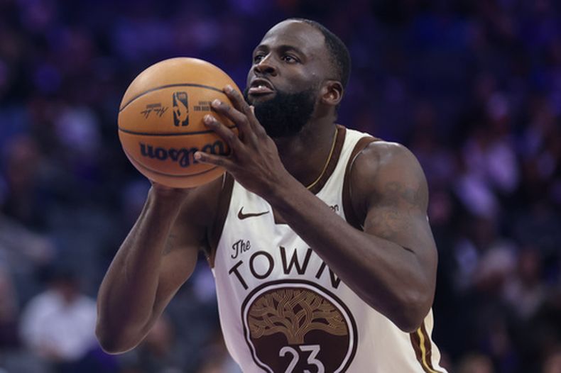 ARCHIVO - Draymond Green de los Warriors de Golden State lanza un tiro libre durante el partido contra los Kings de Sacramento, el 10 de abril de 2026, en Sacramento, California. (AP Foto/Scott Marshall)