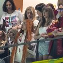 Ice Spice, de izquierda a derecha, Taylor Swift, Este Haim y Alana Haim observan durante la primera mitad del Super Bowl 59 de la NFL entre los Chiefs de Kansas City y los Eagles de Filadelfia, el domingo 9 de febrero de 2025, en Nueva Orleans. (Foto AP/Gerald Herbert)