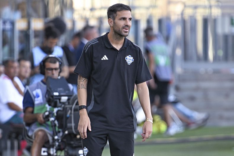 El técnico de Como Cesc Fábregas durante el partido contra Cagliari en la Serie A, el lunes 26 de agosto de 2024. (Gianluca Zuddas/LaPresse vía AP)
