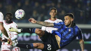 Gianluca Scamacca anota un gol para Atalanta en la victoria 4-1 ante la Fiorentina en la semifinales de la Copa Italia, el miércoles 24 de abril de 2024, en Bérgamo. (Spada/LaPresse vía AP)